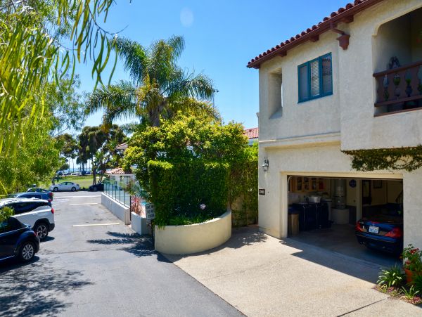 Lovely Vacation Rental with 2 Bedrooms Short Walk to Beach