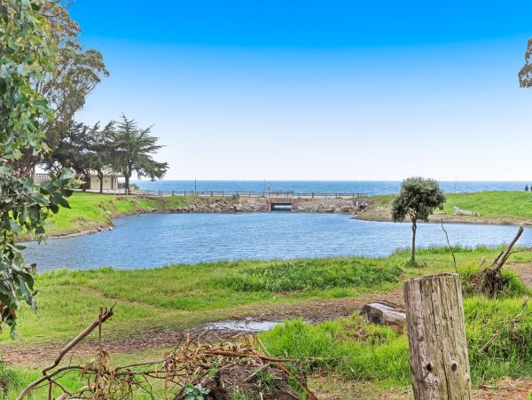 Santa Cruz County Home 984369