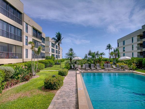 Charming Sanibel 2 Bedroom Top Floor Condo Gulf Views