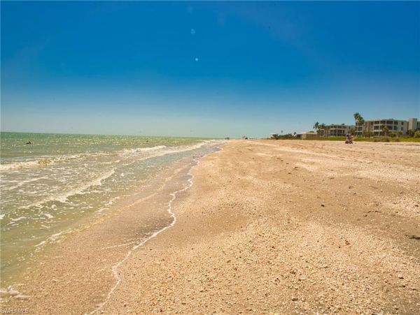 Charming Sanibel 2 Bedroom Top Floor Condo Gulf Views