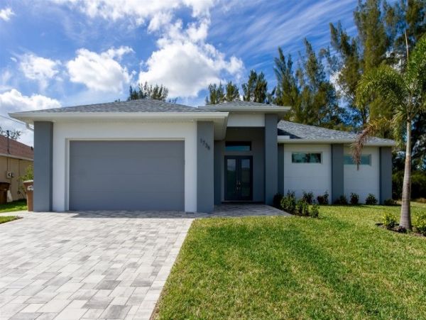 Four Bedrooms Canal Side Vacation Home in Cape Coral