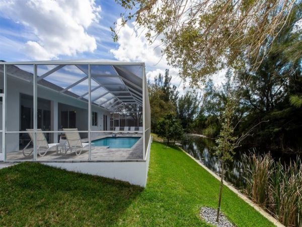 Four Bedrooms Canal Side Vacation Home in Cape Coral