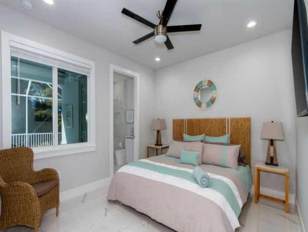 Four Bedrooms Canal Side Vacation Home in Cape Coral