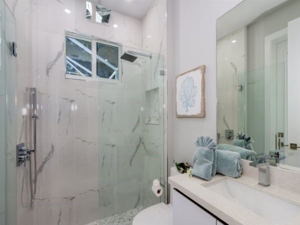 Four Bedrooms Canal Side Vacation Home in Cape Coral