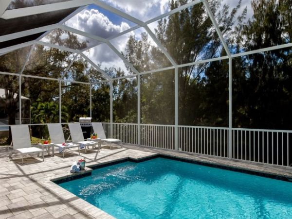 Four Bedrooms Canal Side Vacation Home in Cape Coral