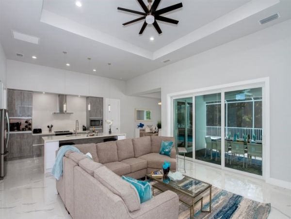 Four Bedrooms Canal Side Vacation Home in Cape Coral