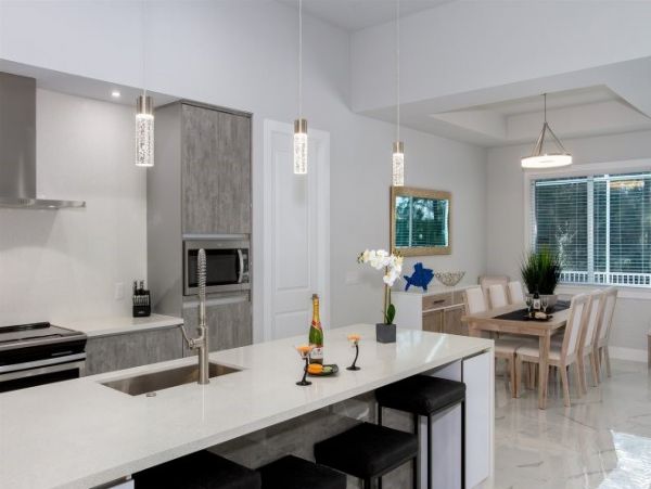 Four Bedrooms Canal Side Vacation Home in Cape Coral