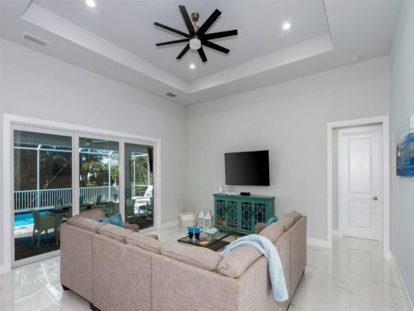 Four Bedrooms Canal Side Vacation Home in Cape Coral