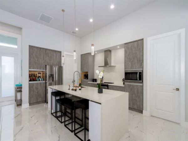 Four Bedrooms Canal Side Vacation Home in Cape Coral