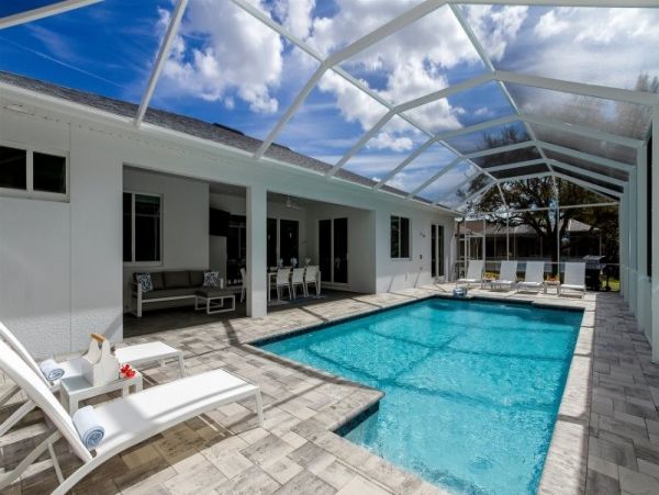 Four Bedrooms Canal Side Vacation Home in Cape Coral