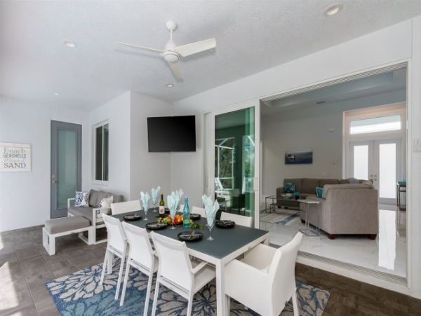 Four Bedrooms Canal Side Vacation Home in Cape Coral