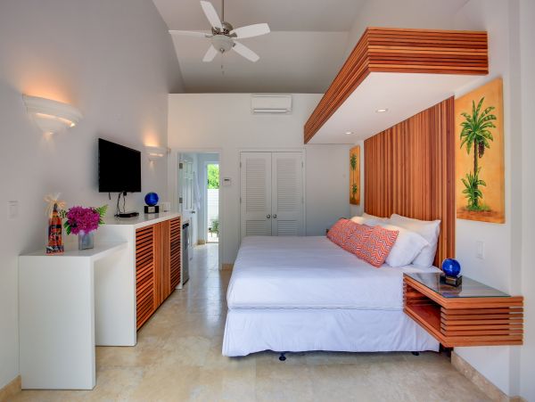 Steps to Beach Turks and Caicos Vacation Home + Guest House