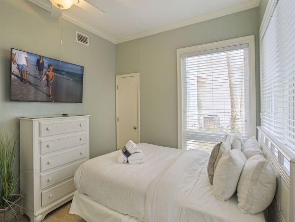 Destin  Vacation Rental Sleeps 12 Guests Short Walk To Beach