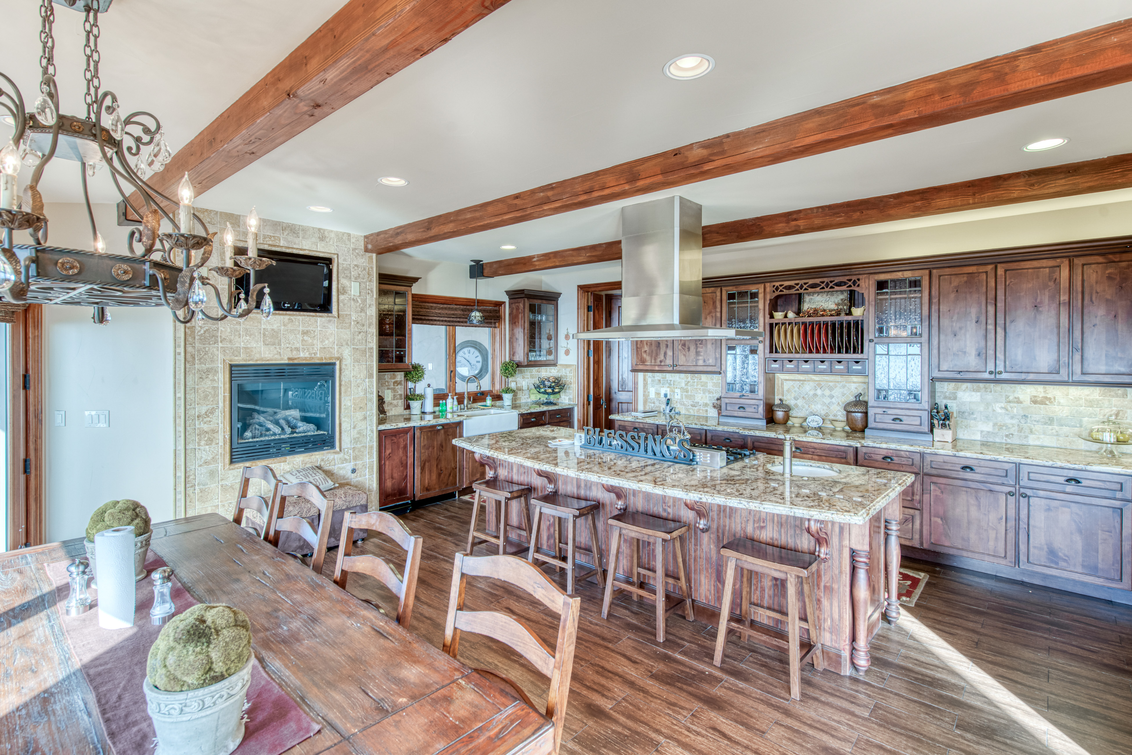 Shaver Lake Spacious 7 Bedroom Home Game Room & Views