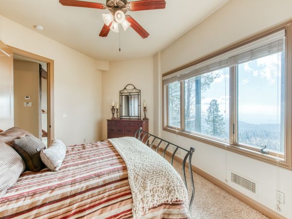 Shaver Lake Spacious 7 Bedroom Home Game Room & Views