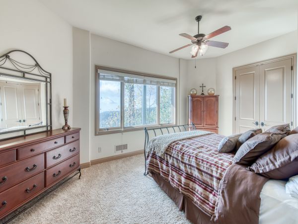 Shaver Lake Spacious 7 Bedroom Home Game Room & Views