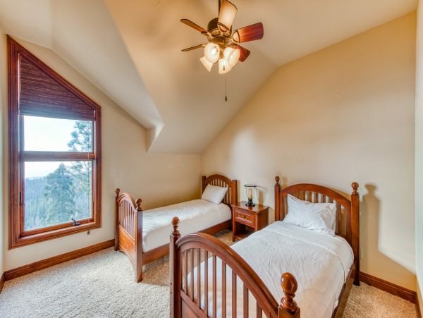 Shaver Lake Spacious 7 Bedroom Home Game Room & Views