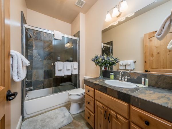 Luxury Shaver Lake 5 Bedroom Home Movie Room
