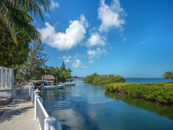 Private Pool Marathon Vacation Home + Guest House