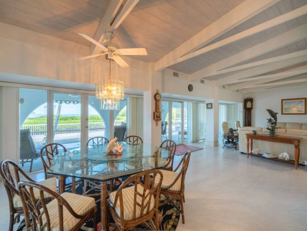 Private Pool Marathon Vacation Home + Guest House