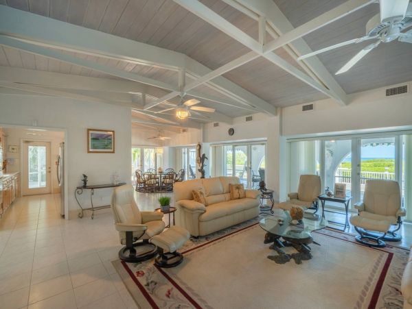 Private Pool Marathon Vacation Home + Guest House