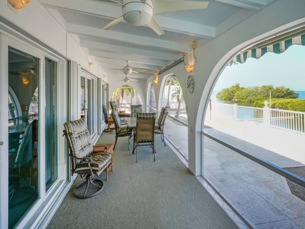 Private Pool Marathon Vacation Home + Guest House