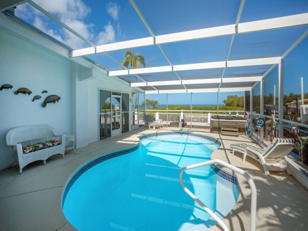 Private Pool Marathon Vacation Home + Guest House