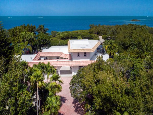 Private Pool Marathon Vacation Home + Guest House