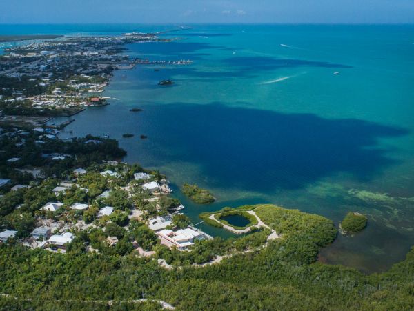 Private Pool Marathon Vacation Home + Guest House
