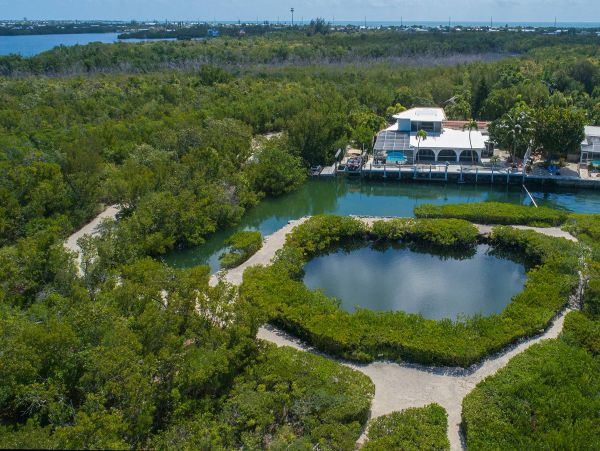 Private Pool Marathon Vacation Home + Guest House