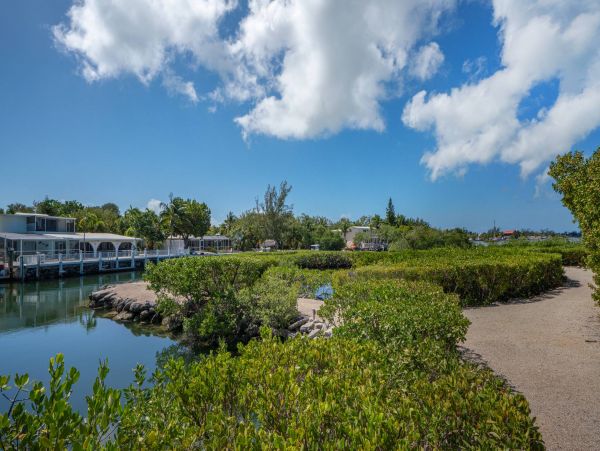 Private Pool Marathon Vacation Home + Guest House
