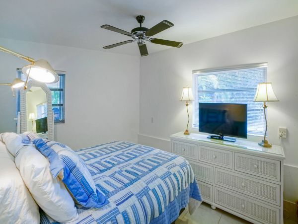 Private Pool Marathon Vacation Home + Guest House