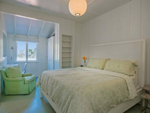 Charming Beach House Overlooks the Pacific Ocean