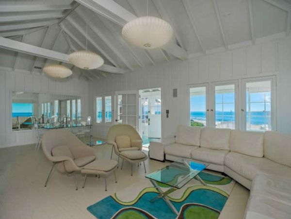 Charming Beach House Overlooks the Pacific Ocean