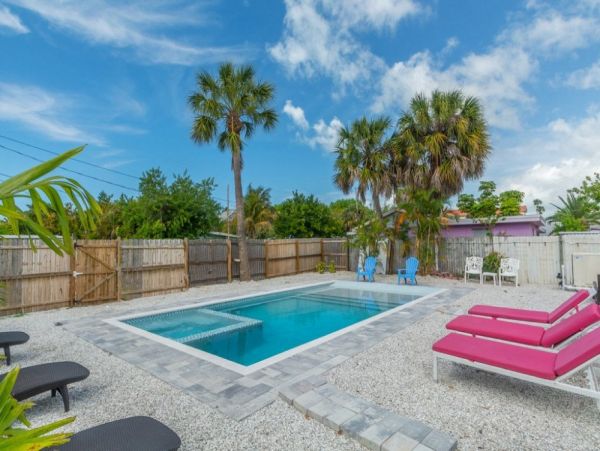 Four Bedroom Cottage with Pool, 2 blocks away from the Beach
