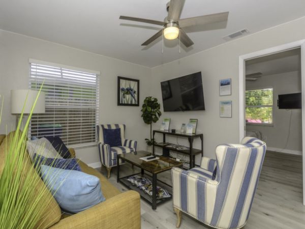 Four Bedroom Cottage with Pool, 2 blocks away from the Beach