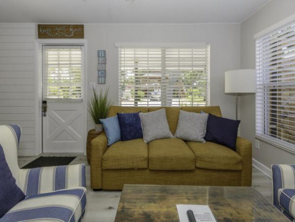 Four Bedroom Cottage with Pool, 2 blocks away from the Beach