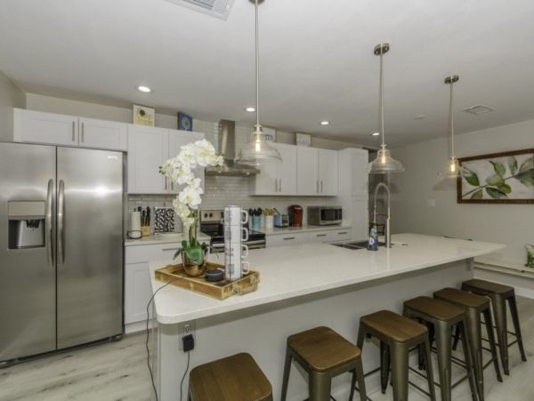 Four Bedroom Cottage with Pool, 2 blocks away from the Beach