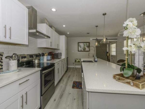 Four Bedroom Cottage with Pool, 2 blocks away from the Beach