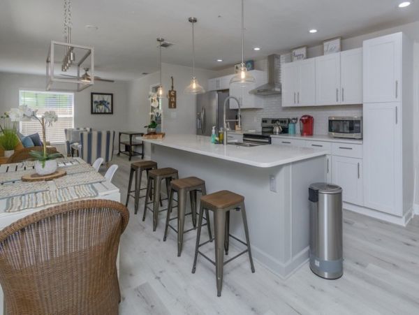 Four Bedroom Cottage with Pool, 2 blocks away from the Beach