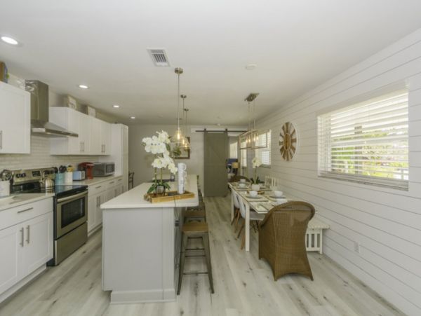Four Bedroom Cottage with Pool, 2 blocks away from the Beach