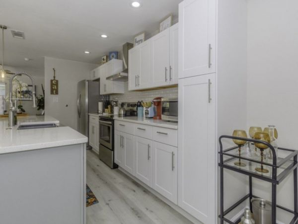 Four Bedroom Cottage with Pool, 2 blocks away from the Beach