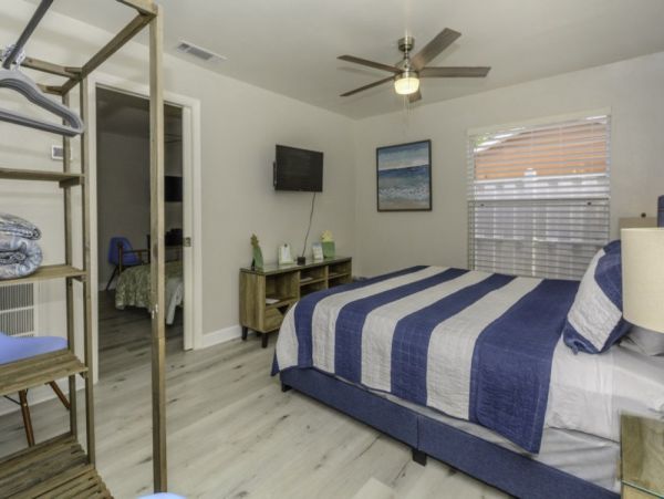 Four Bedroom Cottage with Pool, 2 blocks away from the Beach