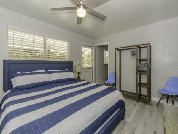 Four Bedroom Cottage with Pool, 2 blocks away from the Beach