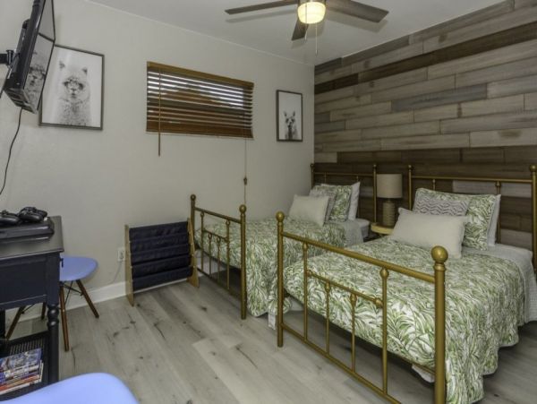 Four Bedroom Cottage with Pool, 2 blocks away from the Beach