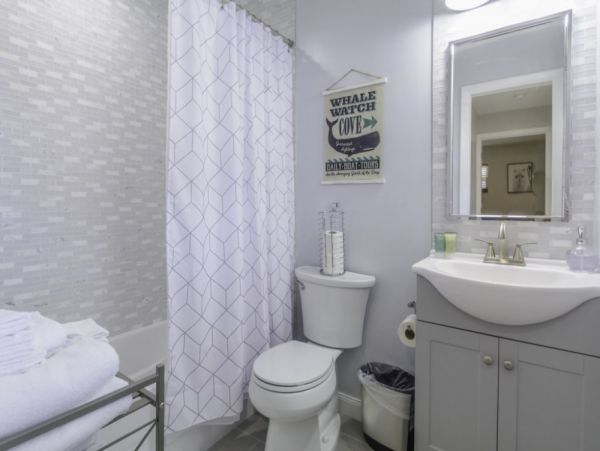 Four Bedroom Cottage with Pool, 2 blocks away from the Beach
