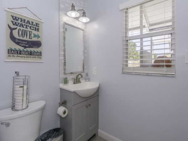 Four Bedroom Cottage with Pool, 2 blocks away from the Beach