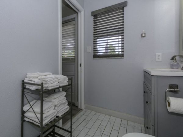 Four Bedroom Cottage with Pool, 2 blocks away from the Beach
