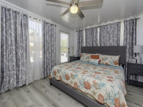 Four Bedroom Cottage with Pool, 2 blocks away from the Beach