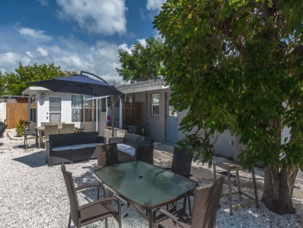 Four Bedroom Cottage with Pool, 2 blocks away from the Beach